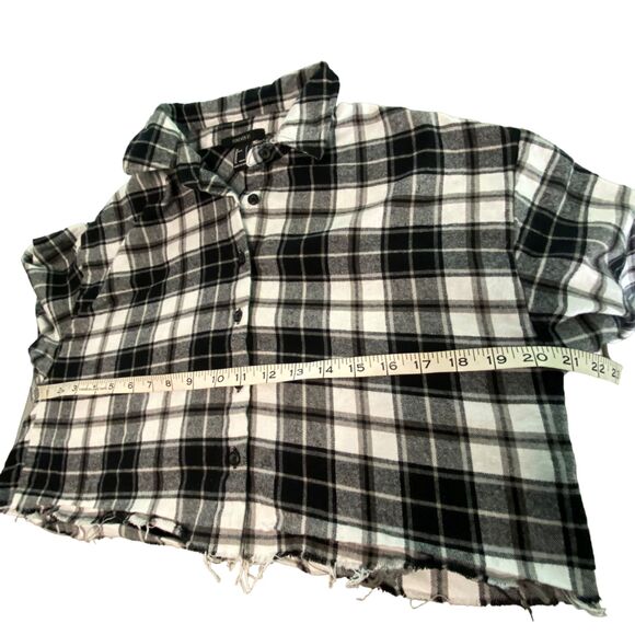 Forever 21 Cropped Plaid flannel Black and White Shirt Top Blouse Small - Picture 7 of 8